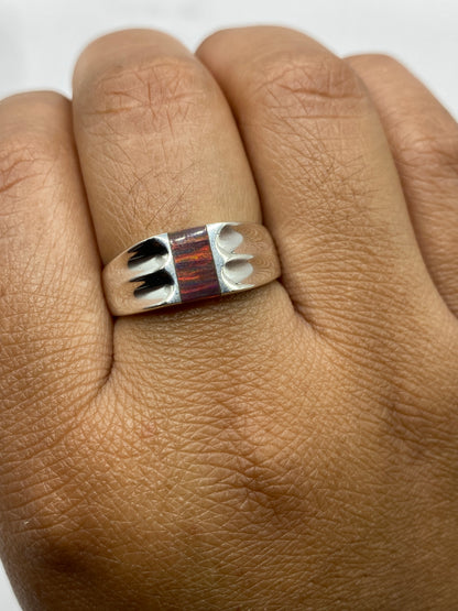 Anillo sobre fondo blanco mostrando el sello .950 MEXICO y la piedra multicolor