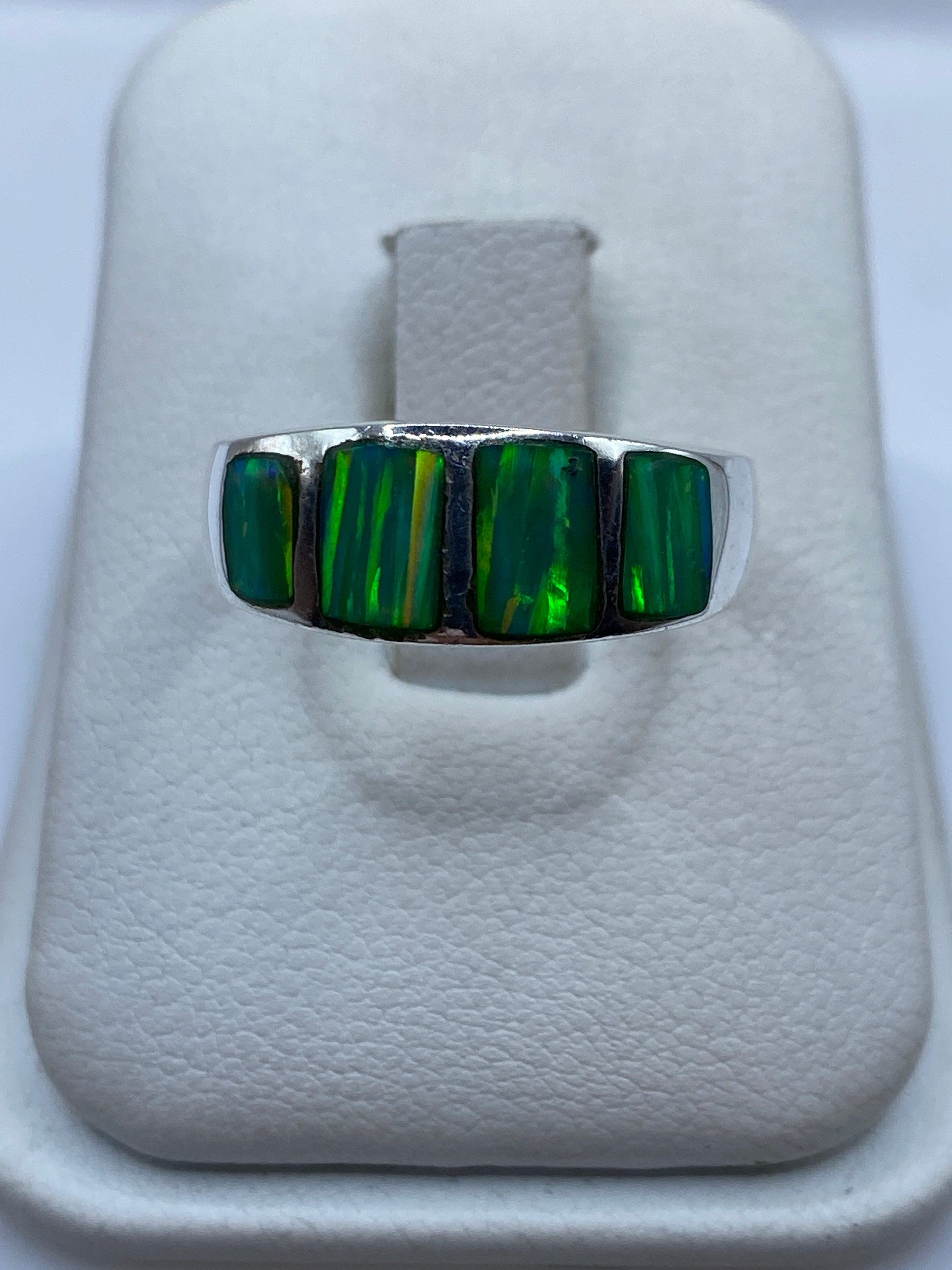Anillo unisex de plata .950 con cuatro ópalos de fuego verdes engastados en estructura geométrica