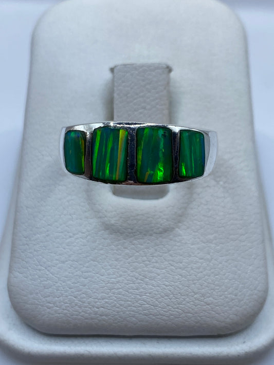 Anillo unisex de plata .950 con cuatro ópalos de fuego verdes engastados en estructura geométrica