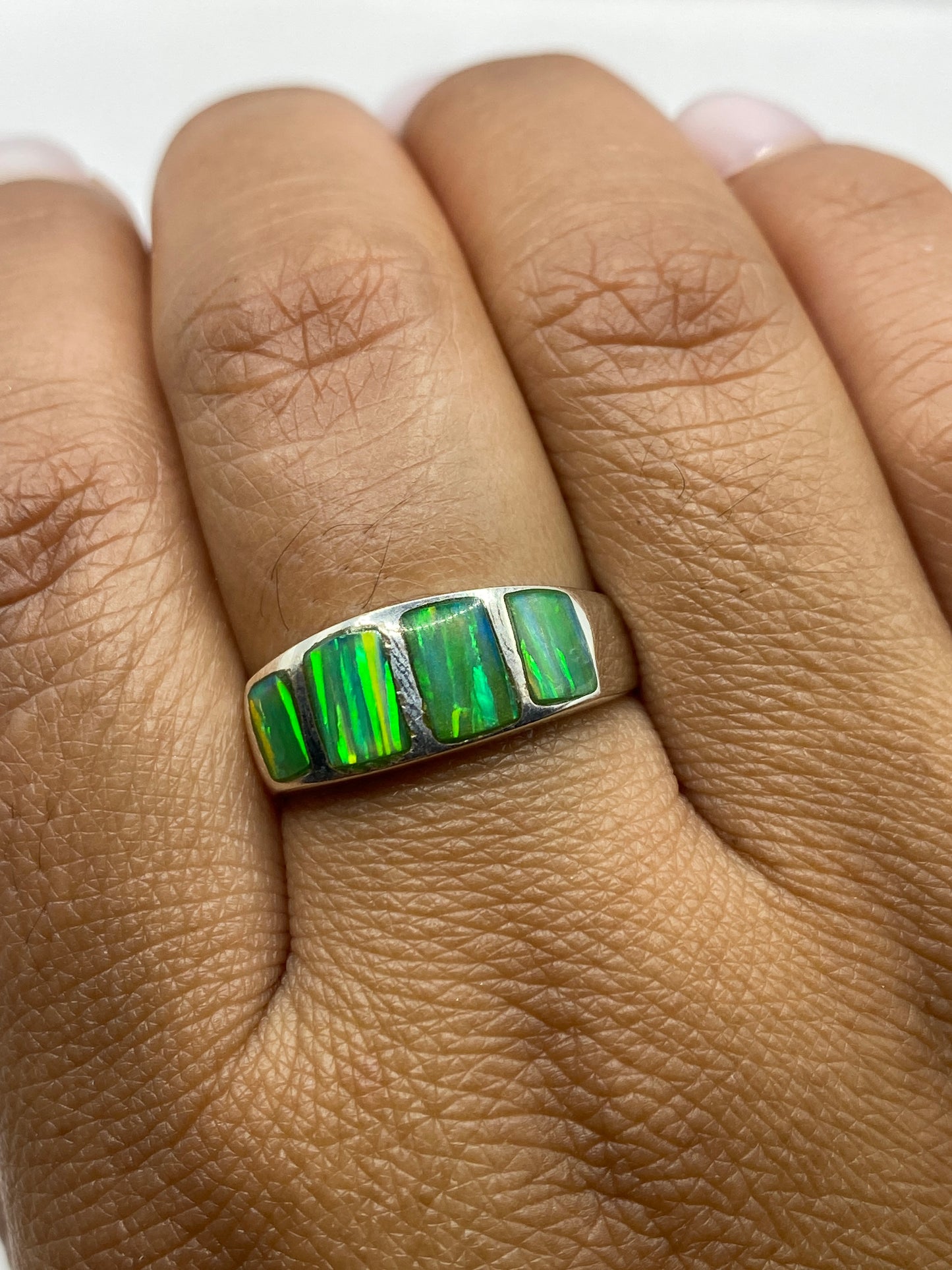 Anillo ópalo de fuego sobre fondo neutral mostrando el sello 950 MEXICO