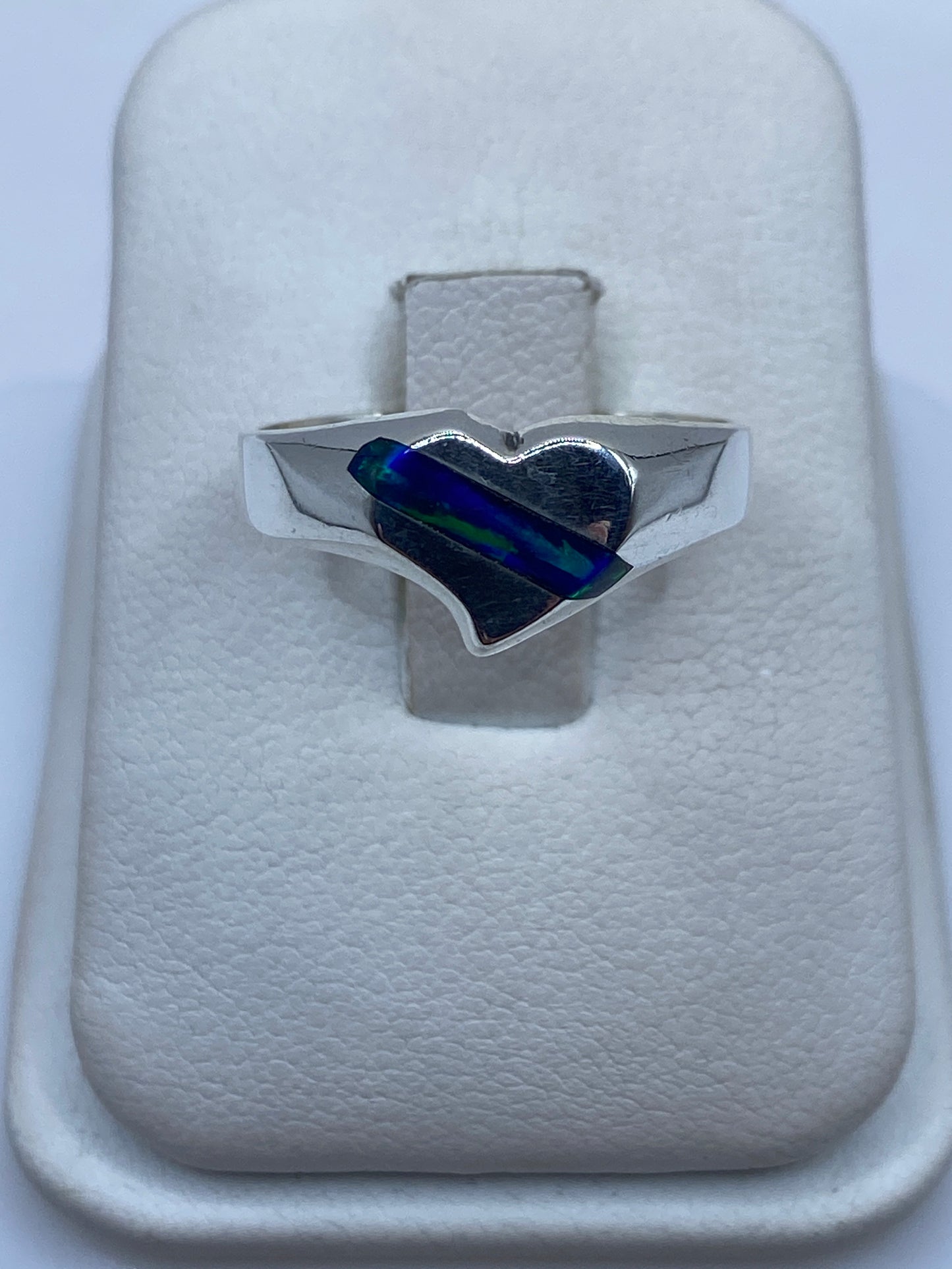 Anillo de plata .950 con ópalo de fuego azul en estuche blanco