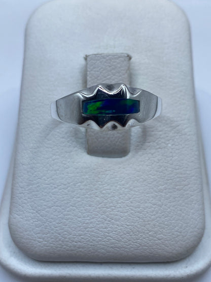 Anillo de plata con ópalo de fuego azul en caja blanca de presentación