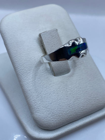Detalle del ópalo azul mostrando el juego de colores verde y azul en la piedra