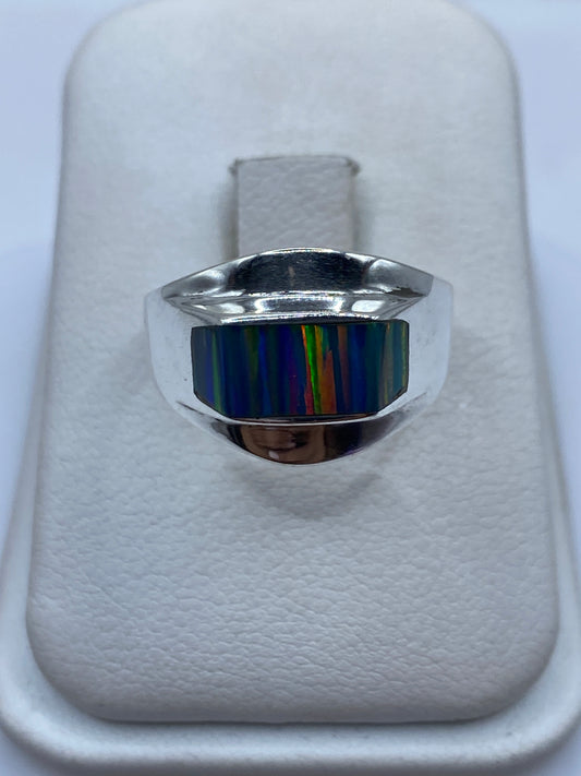 Anillo de plata .950 con ópalo de fuego azul en estuche blanco, vista frontal