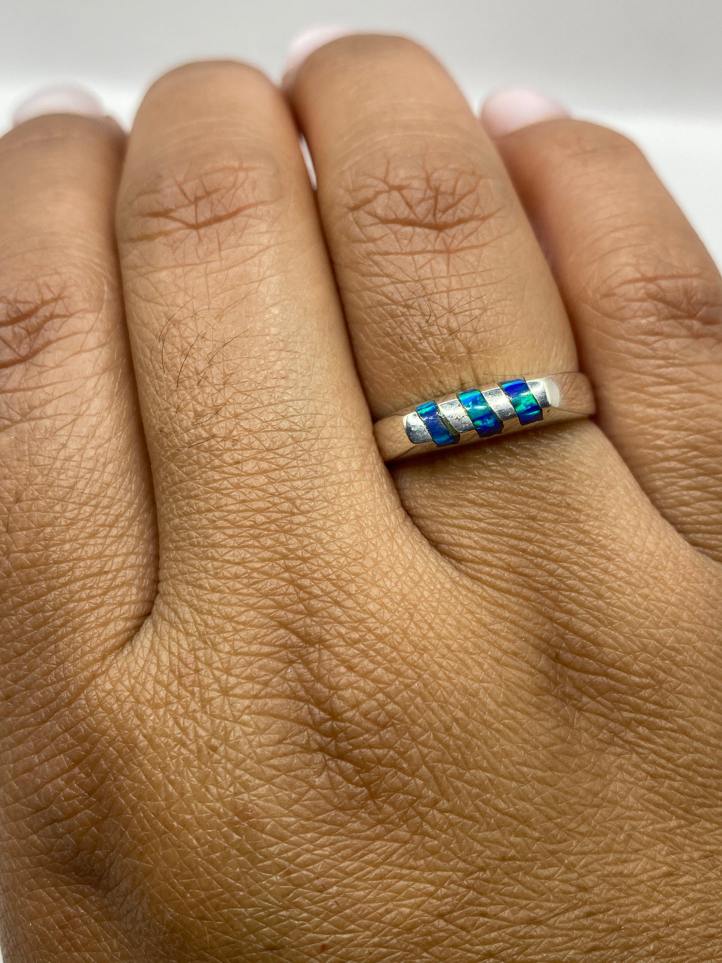 Anillo de plata con sello .925 y ópalo azul, vista interior del hallmark