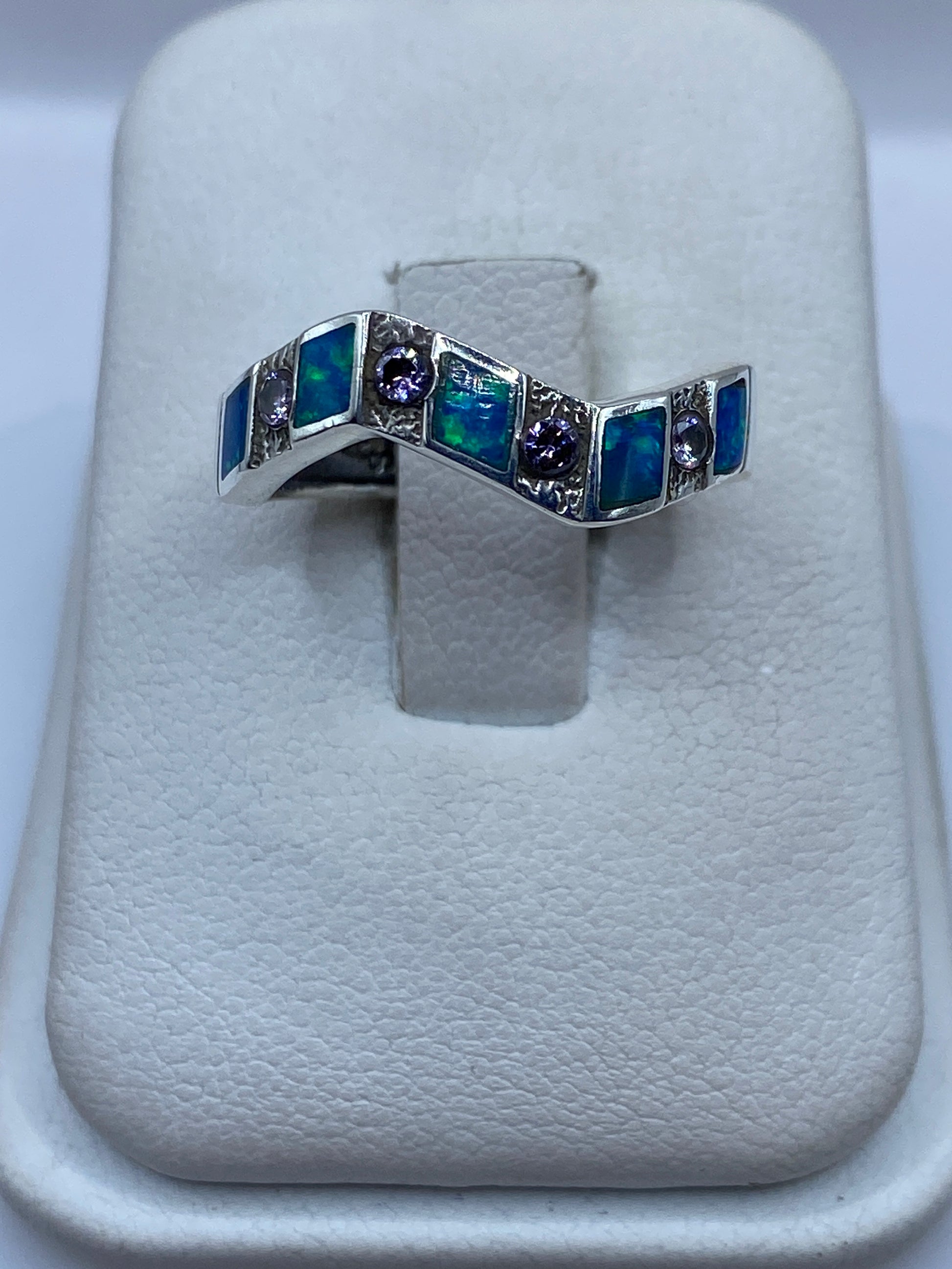 Anillo de plata .950 con ópalo de fuego azul en diseño geométrico sobre blanco