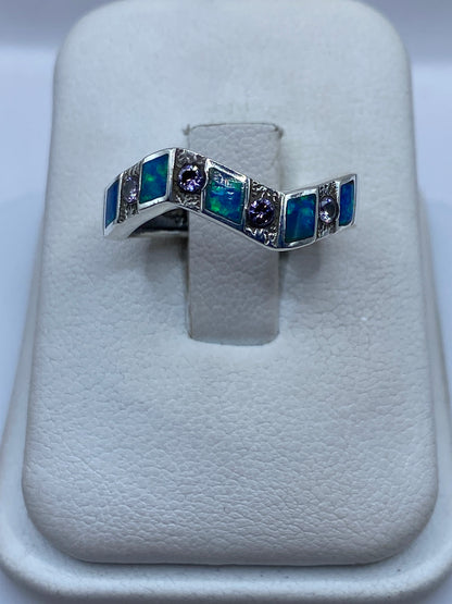 Anillo de plata .950 con ópalo de fuego azul en diseño geométrico sobre blanco