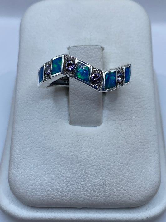 Anillo de plata .950 con ópalo de fuego azul en diseño geométrico sobre blanco