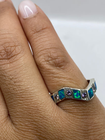 Anillo en la mano mostrando la talla 6 y el brillo del ópalo natural