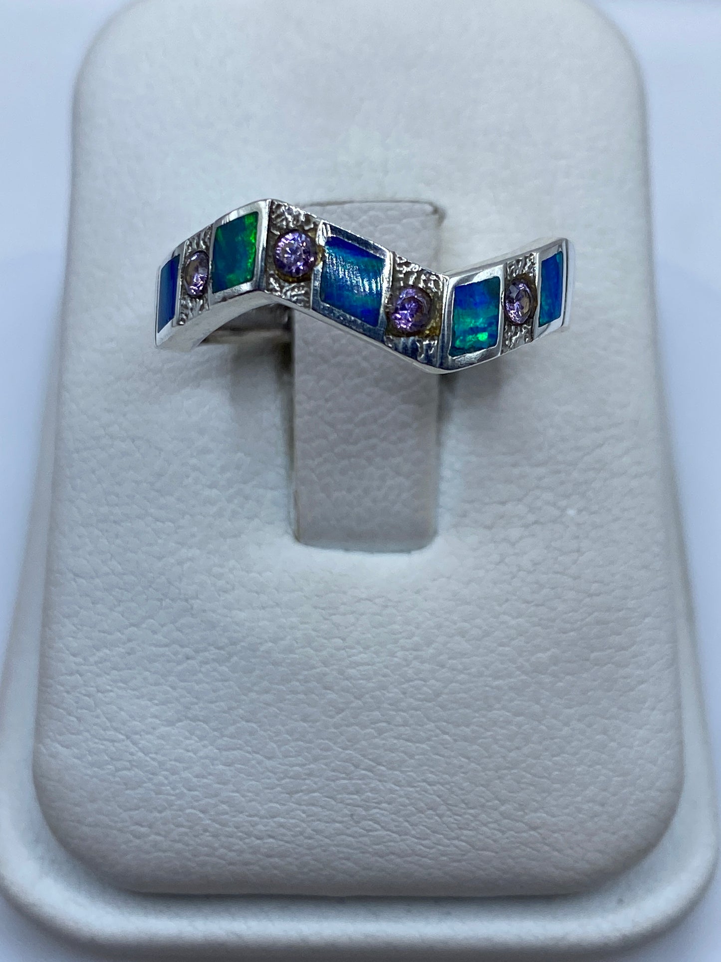 Anillo de plata .950 con ópalo de fuego azul en diseño geométrico, visto de frente