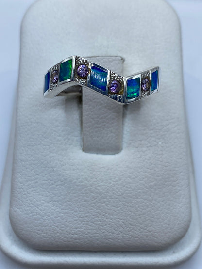 Anillo de plata .950 con ópalo de fuego azul en diseño geométrico, visto de frente