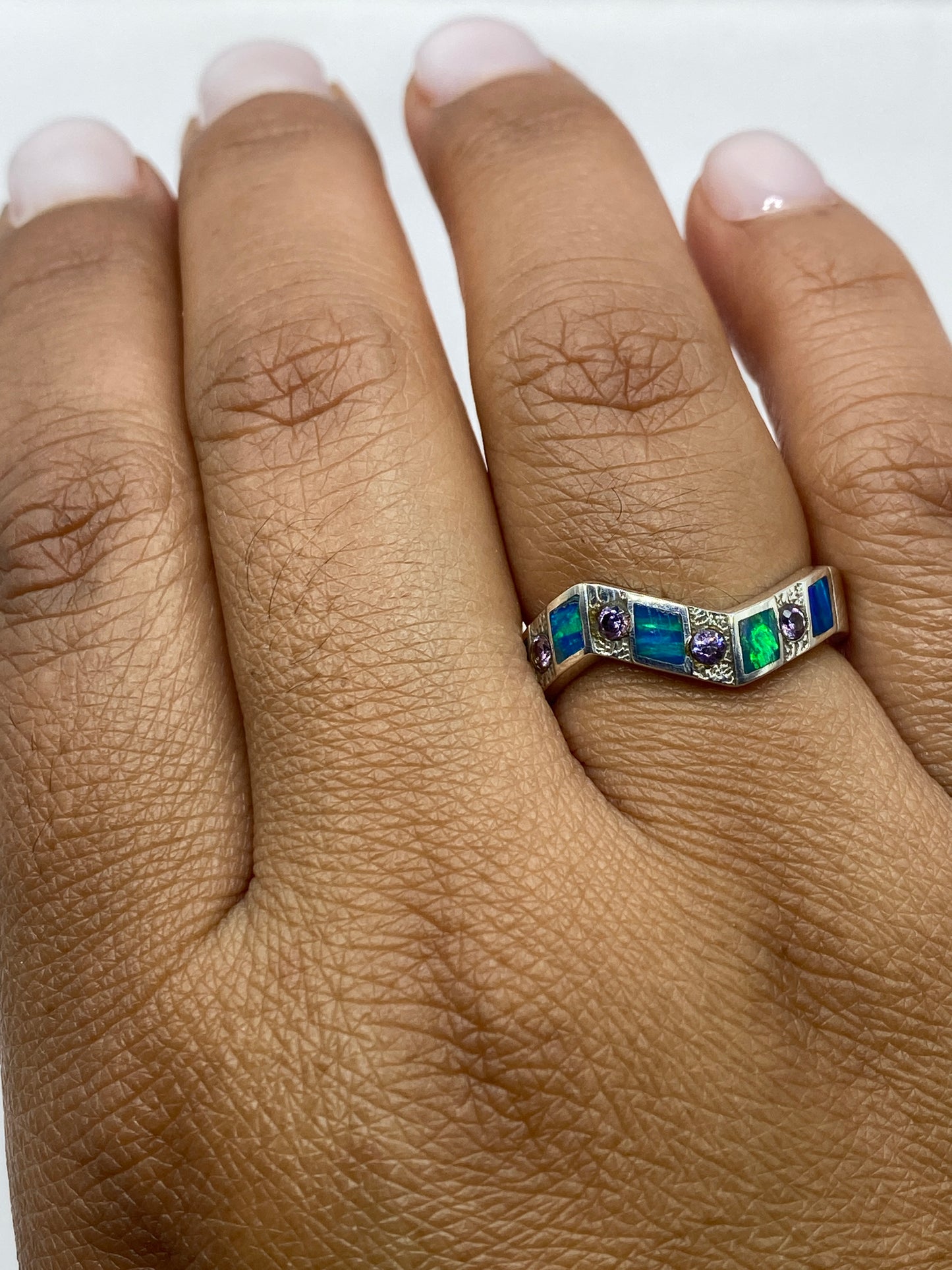 Anillo sobre fondo neutro mostrando el sello 950 en la banda interna
