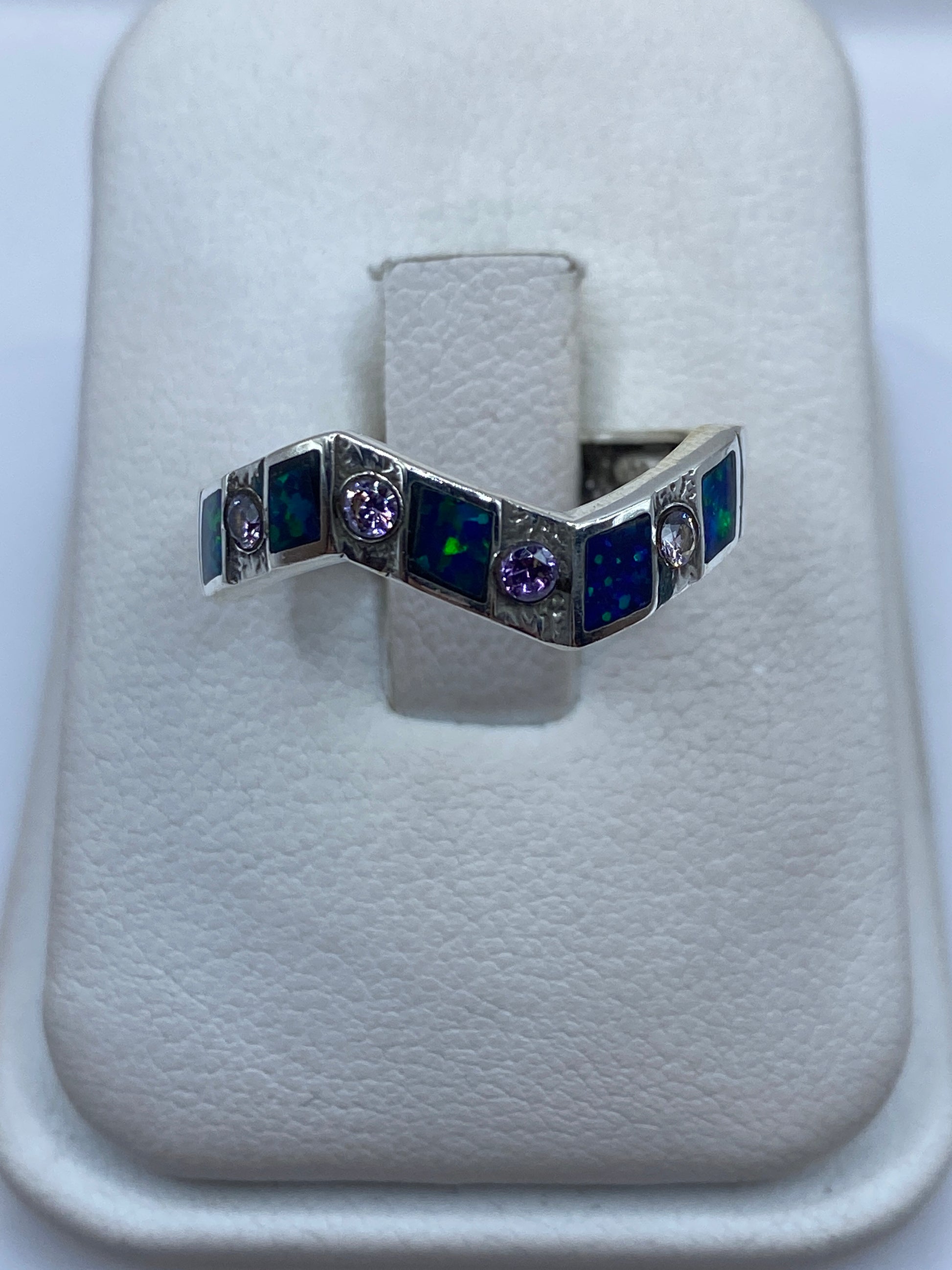 Anillo de plata .950 con ópalo de fuego azul, diseño geométrico V-shaped en vitrina