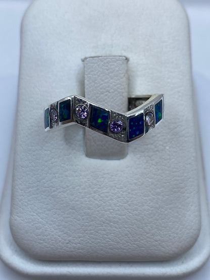 Anillo de plata .950 con ópalo de fuego azul, diseño geométrico V-shaped en vitrina