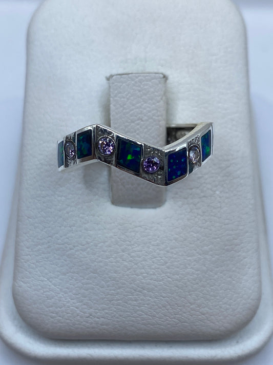 Anillo de plata .950 con ópalo de fuego azul, diseño geométrico V-shaped en vitrina