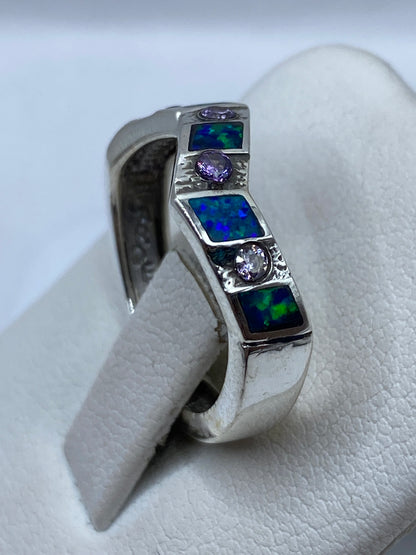 Anillo geométrico de plata .950 en dedo, mostrando brillo y juego de color del ópalo