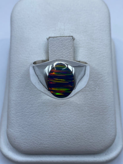 Anillo de plata .950 con ópalo de fuego multicolor mostrando juego de colores verde, naranja y azul