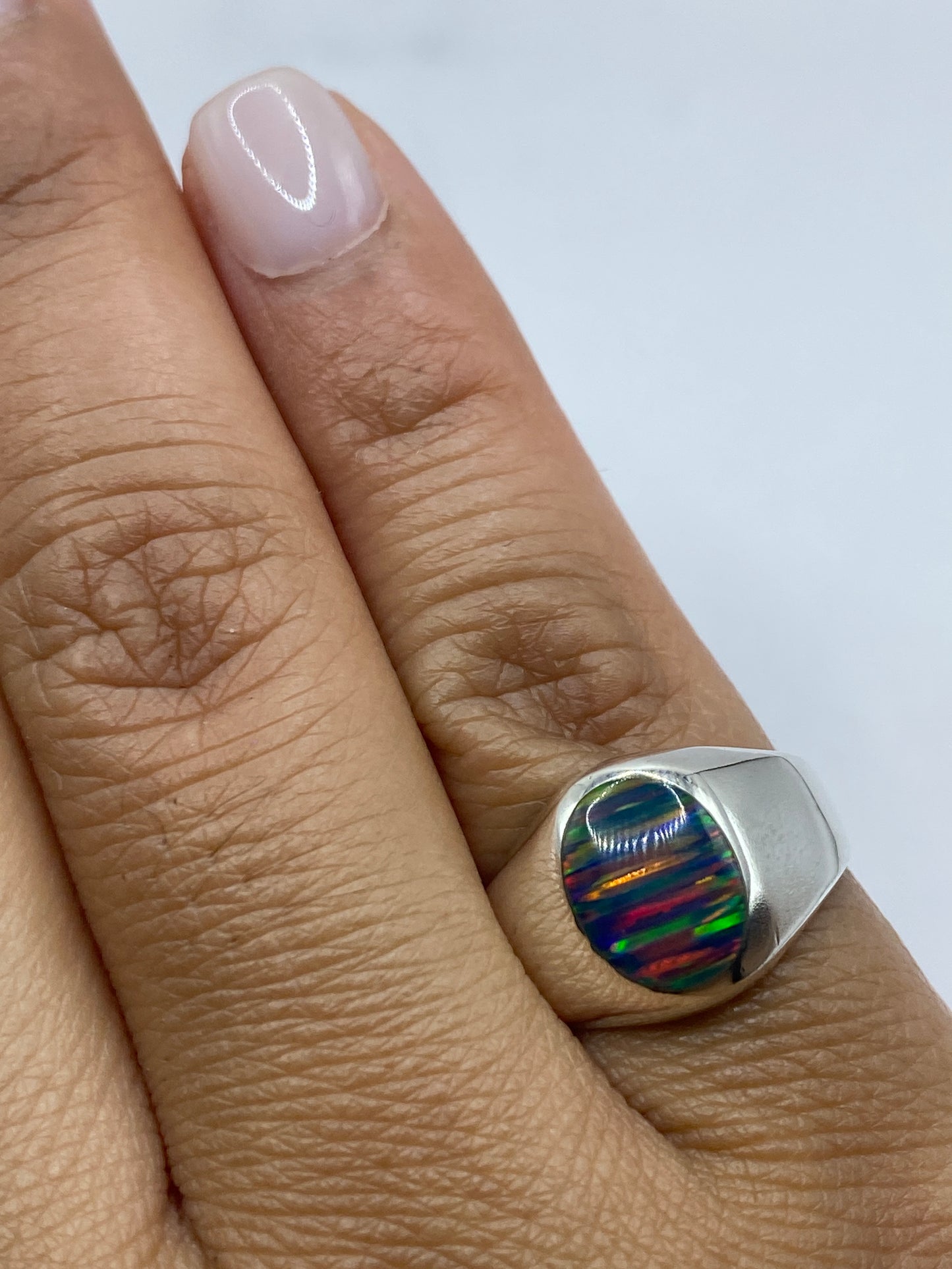 Anillo ópalo de fuego sobre fondo blanco mostrando sello .950 MEXICO en la banda