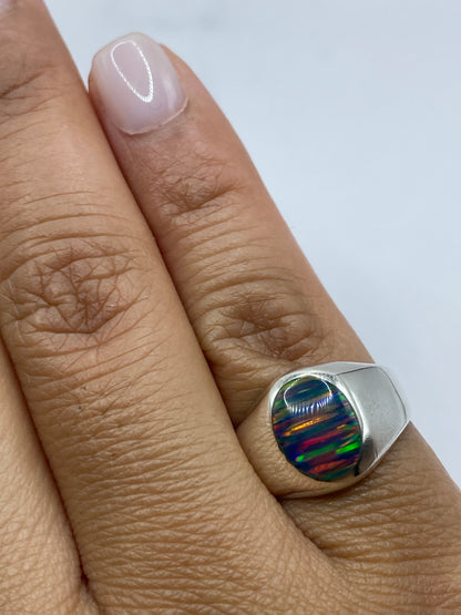 Anillo ópalo de fuego sobre fondo blanco mostrando sello .950 MEXICO en la banda