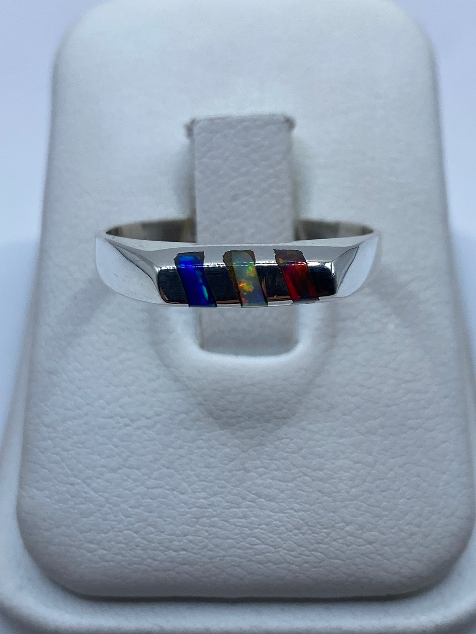 Anillo de plata .925 con ópalo de fuego multicolor en estuche blanco, vista frontal