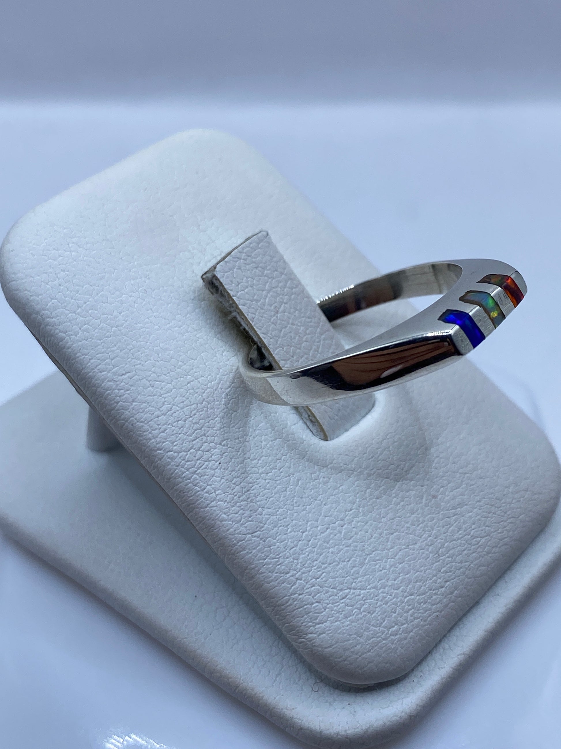 Anillo unisex de plata con ópalo de fuego mostrando juego de colores naturales