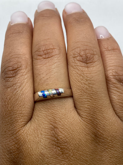 Anillo en dedo mostrando brillo y reflejos multicolores del ópalo de fuego