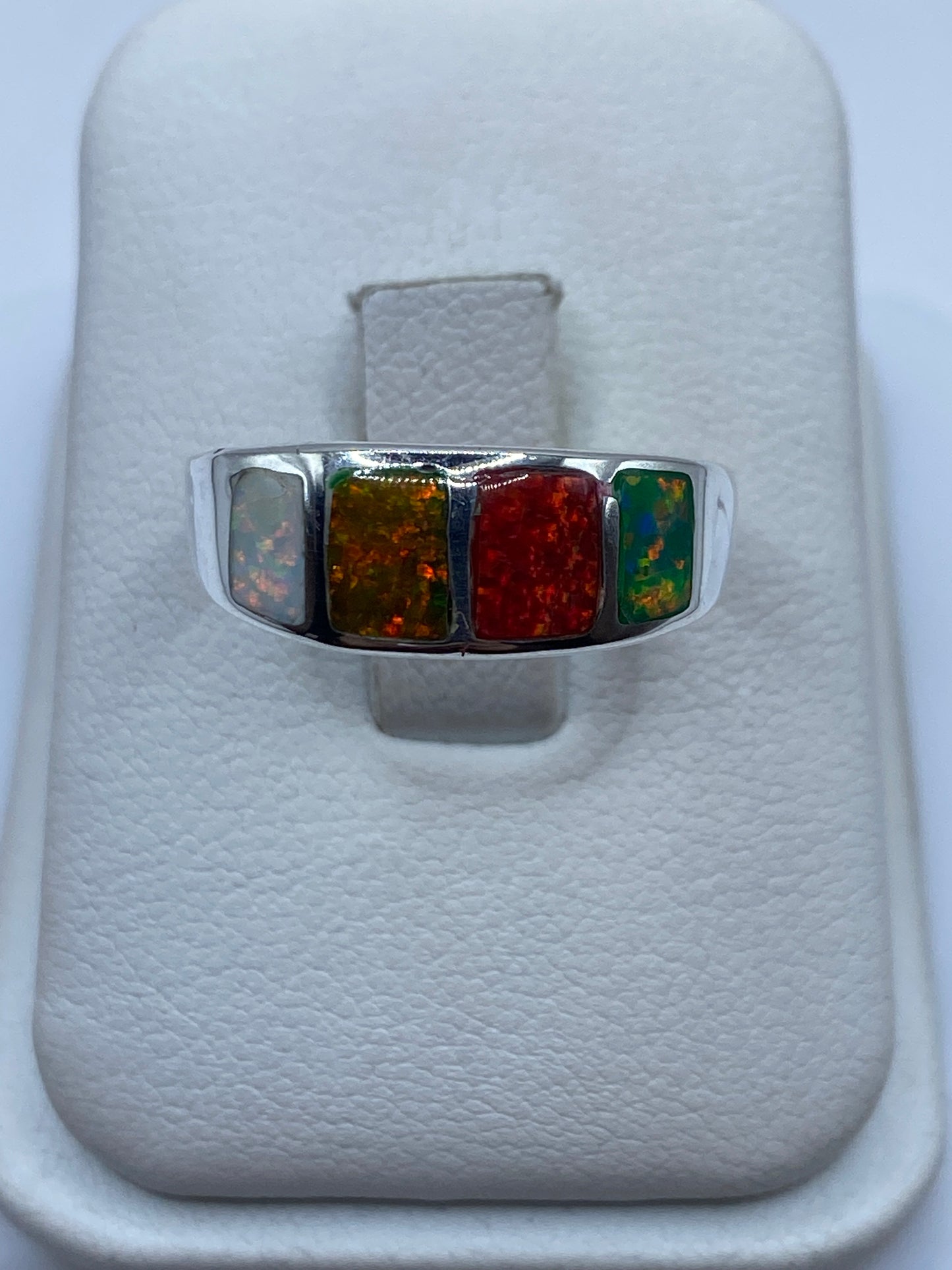 Anillo de plata .925 con ópalo de fuego multicolor mostrando verdes, rojos y ámbar