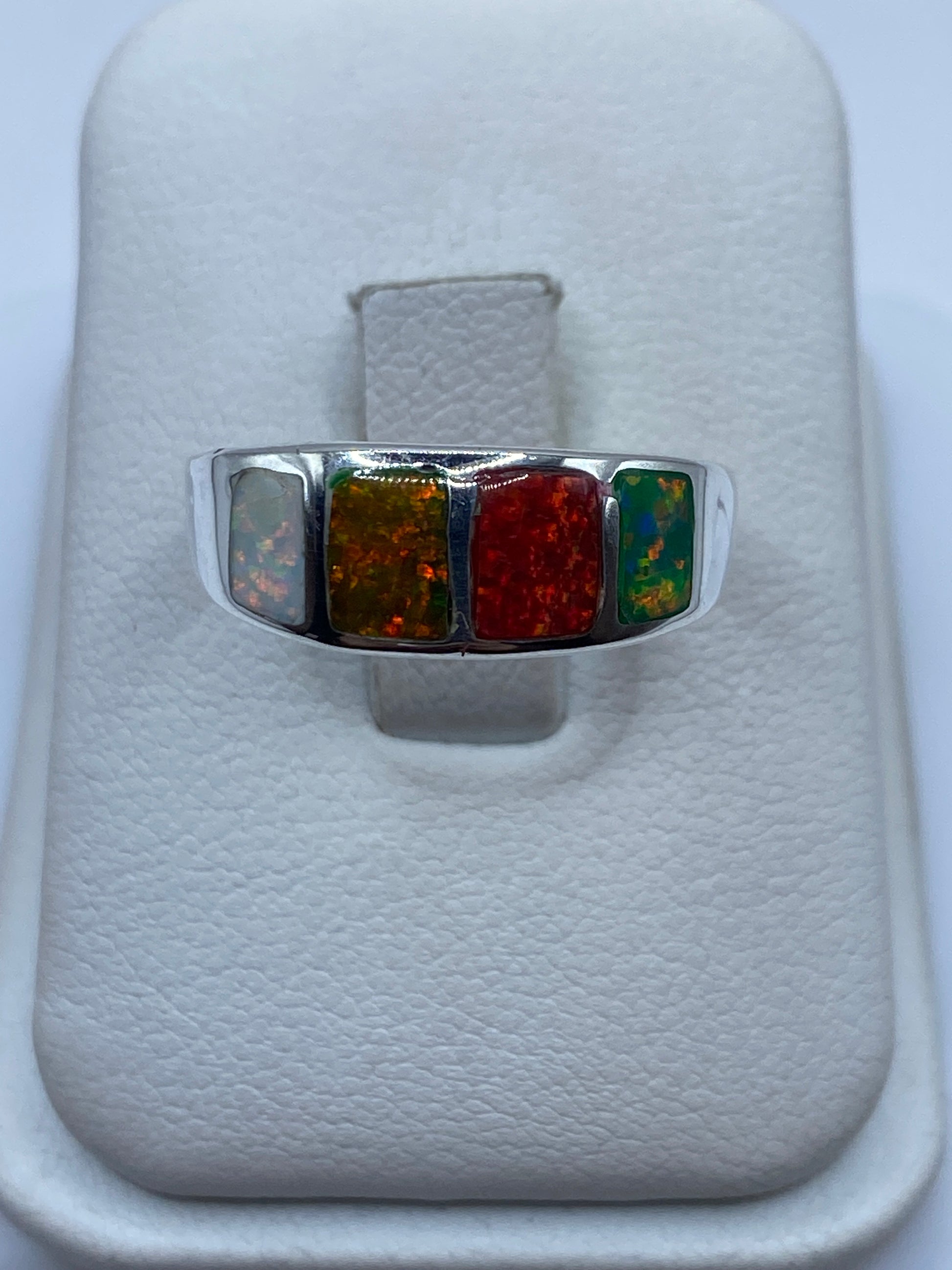 Anillo de plata .925 con ópalo de fuego multicolor mostrando verdes, rojos y ámbar