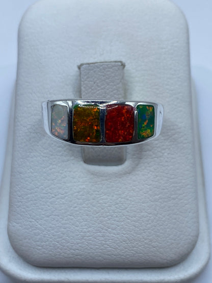 Anillo de plata .925 con ópalo de fuego multicolor mostrando verdes, rojos y ámbar