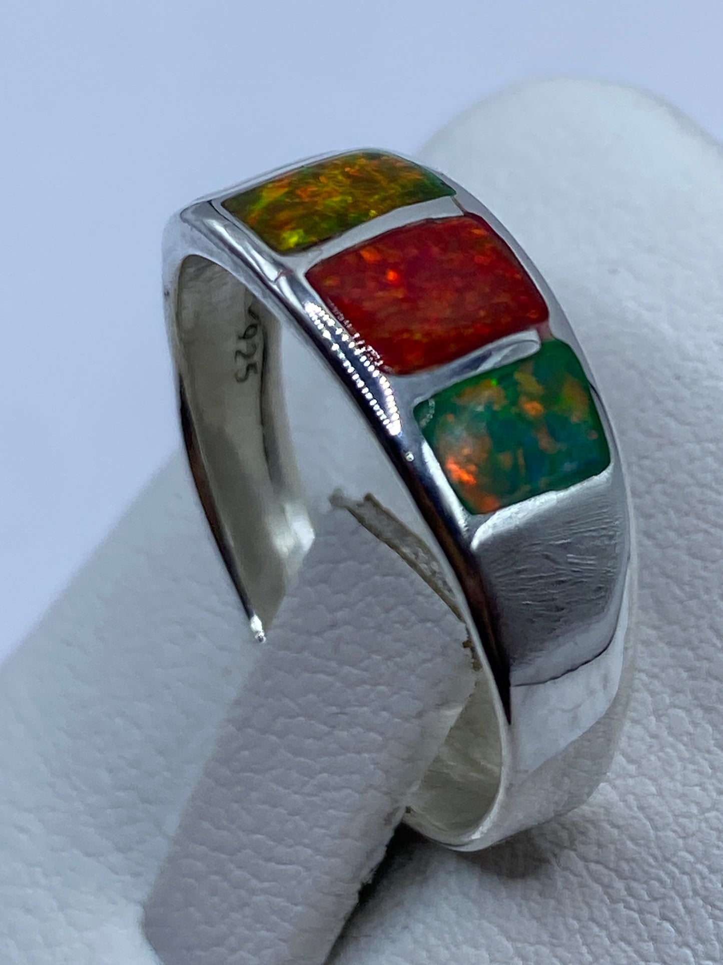 Detalle del engaste en plata del ópalo de fuego en Taxco