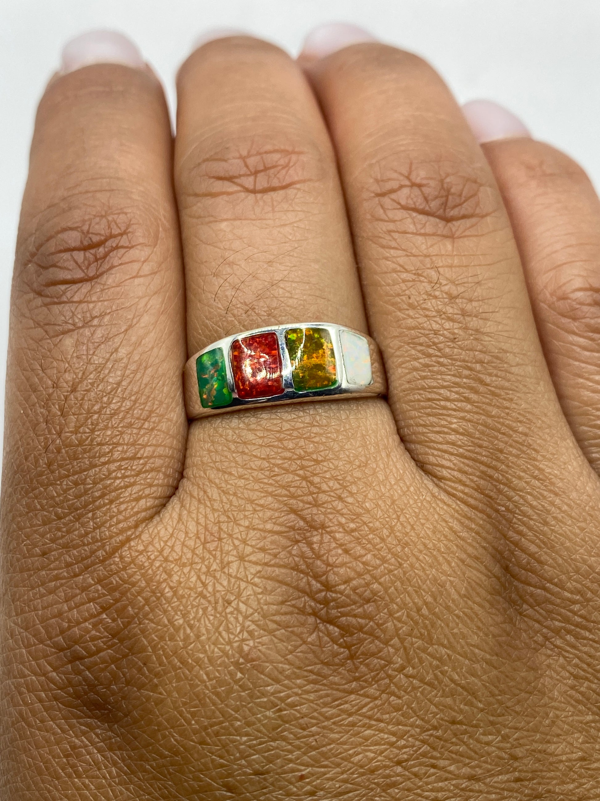 Anillo de plata sobre fondo blanco mostrando el sello 925 MEXICO