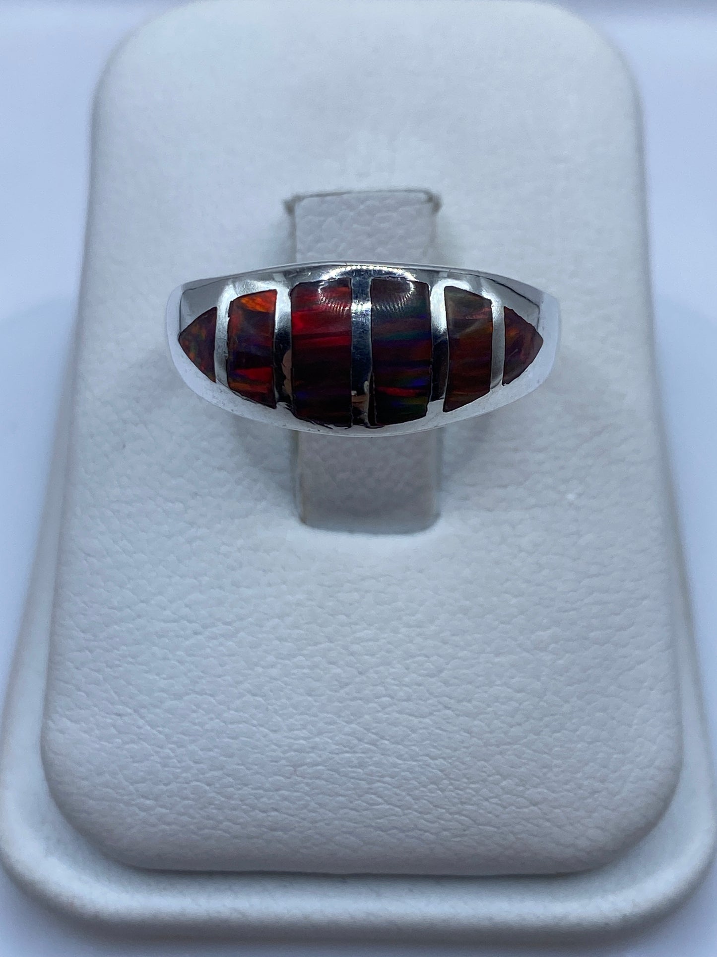 Anillo de plata .950 con ópalo de fuego multicolor visto de frente, mostrando reflejos rojos, naranjas y amarillos