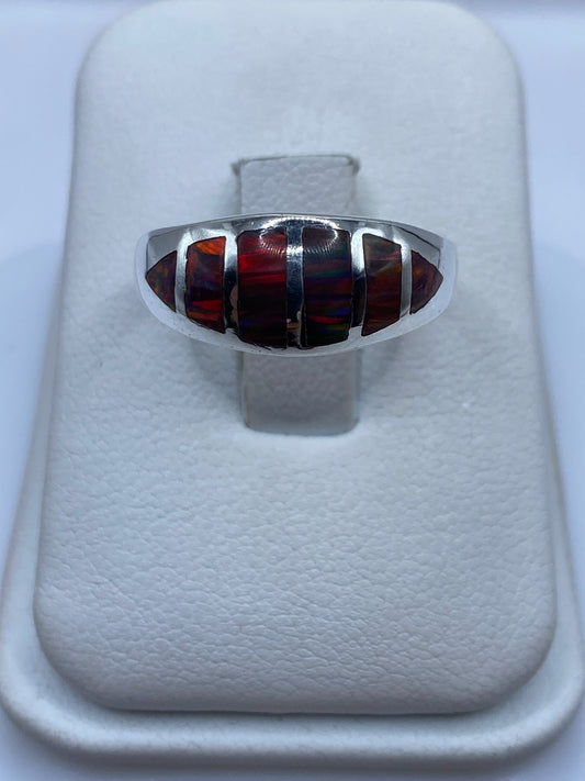 Anillo de plata .950 con ópalo de fuego multicolor visto de frente, mostrando reflejos rojos, naranjas y amarillos