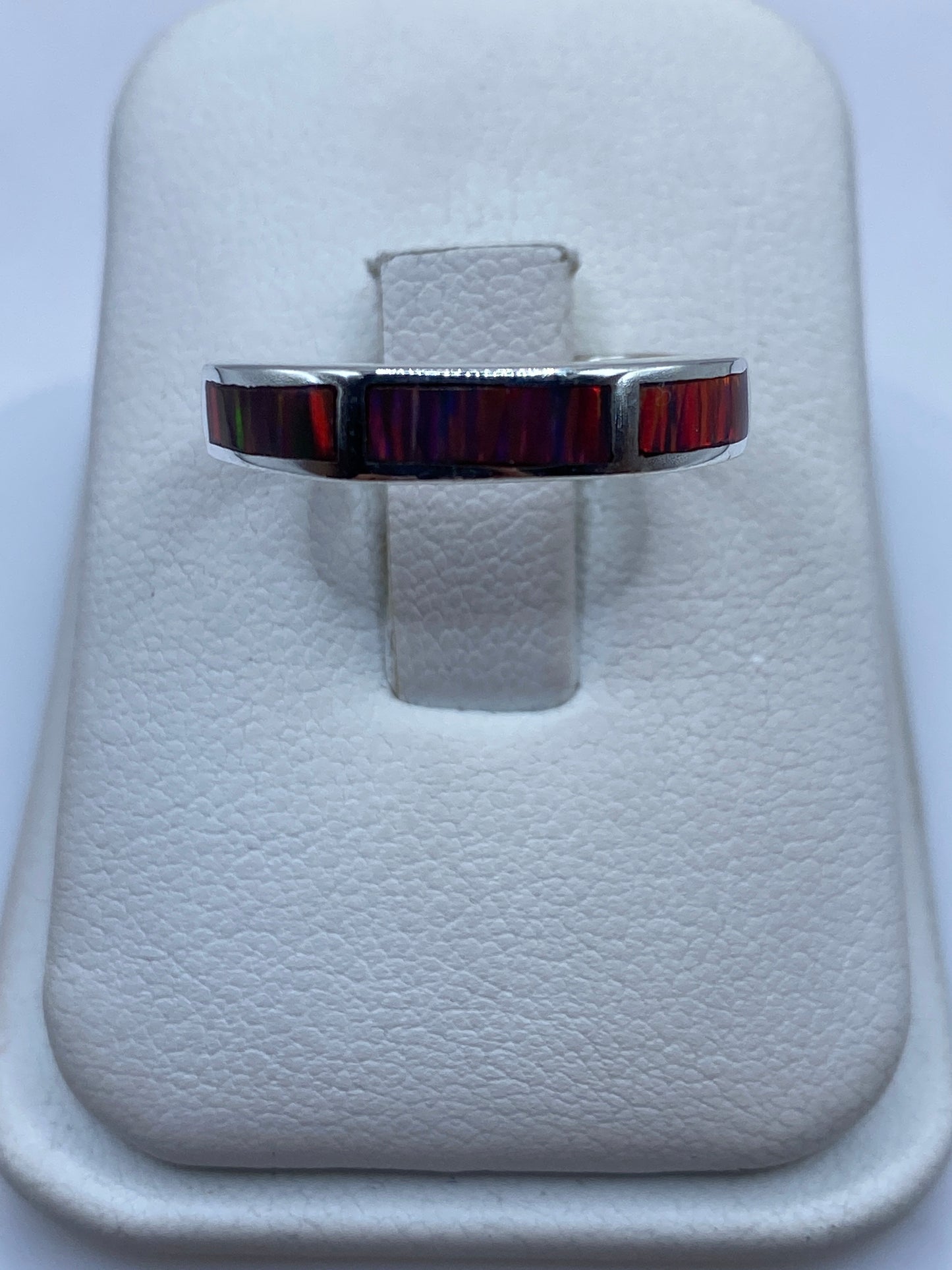 Anillo de plata .950 con ópalo de fuego multicolor en estuche blanco, vista frontal