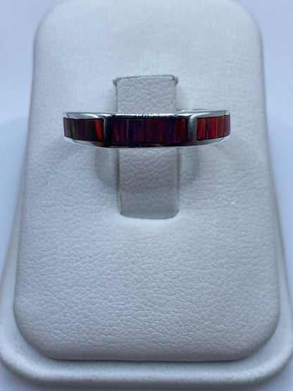 Anillo de plata .950 con ópalo de fuego multicolor en estuche blanco, vista frontal