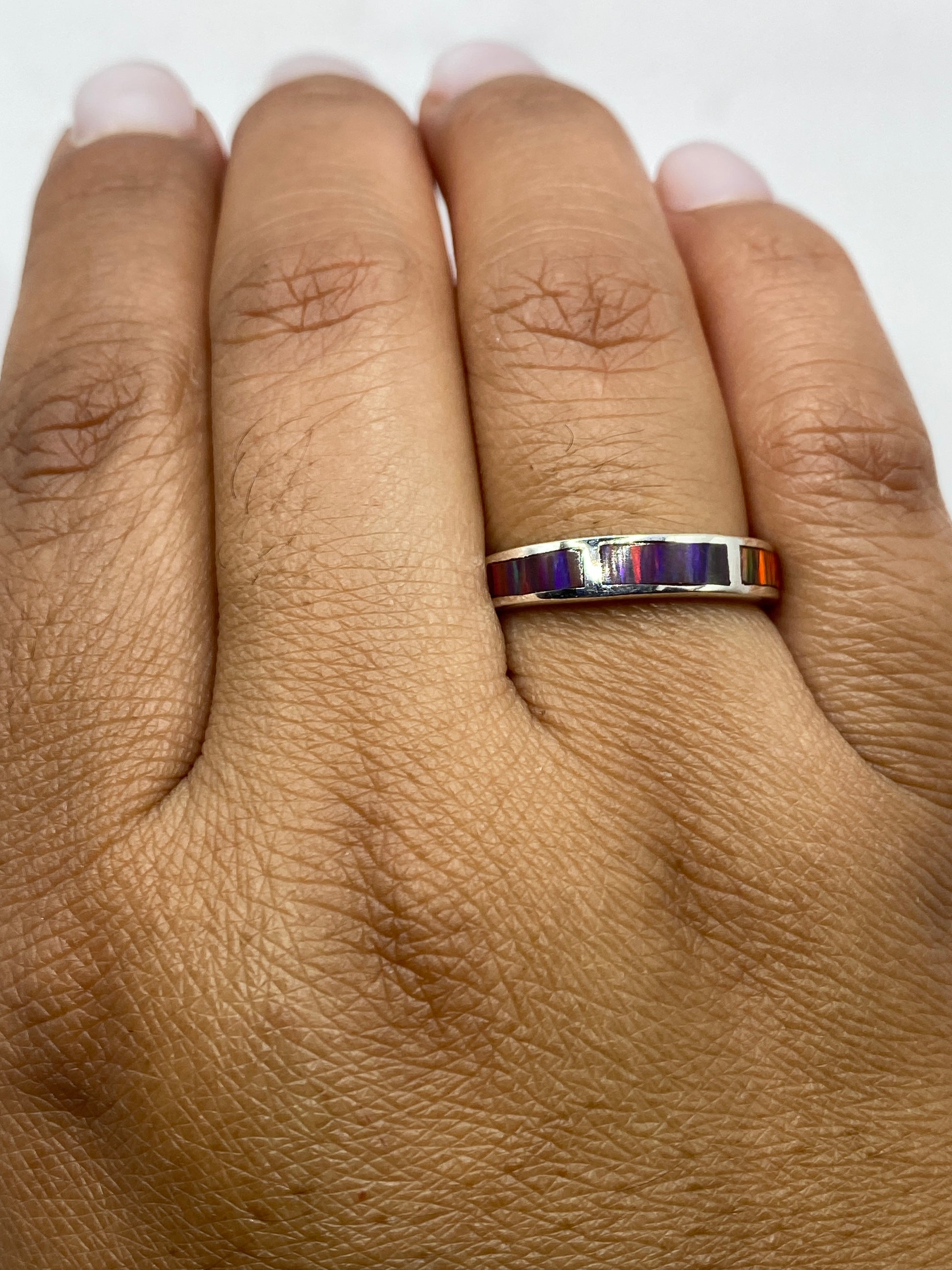 Anillo en dedo mostrando el sello 950 MEXICO y el brillo natural del ópalo de fuego