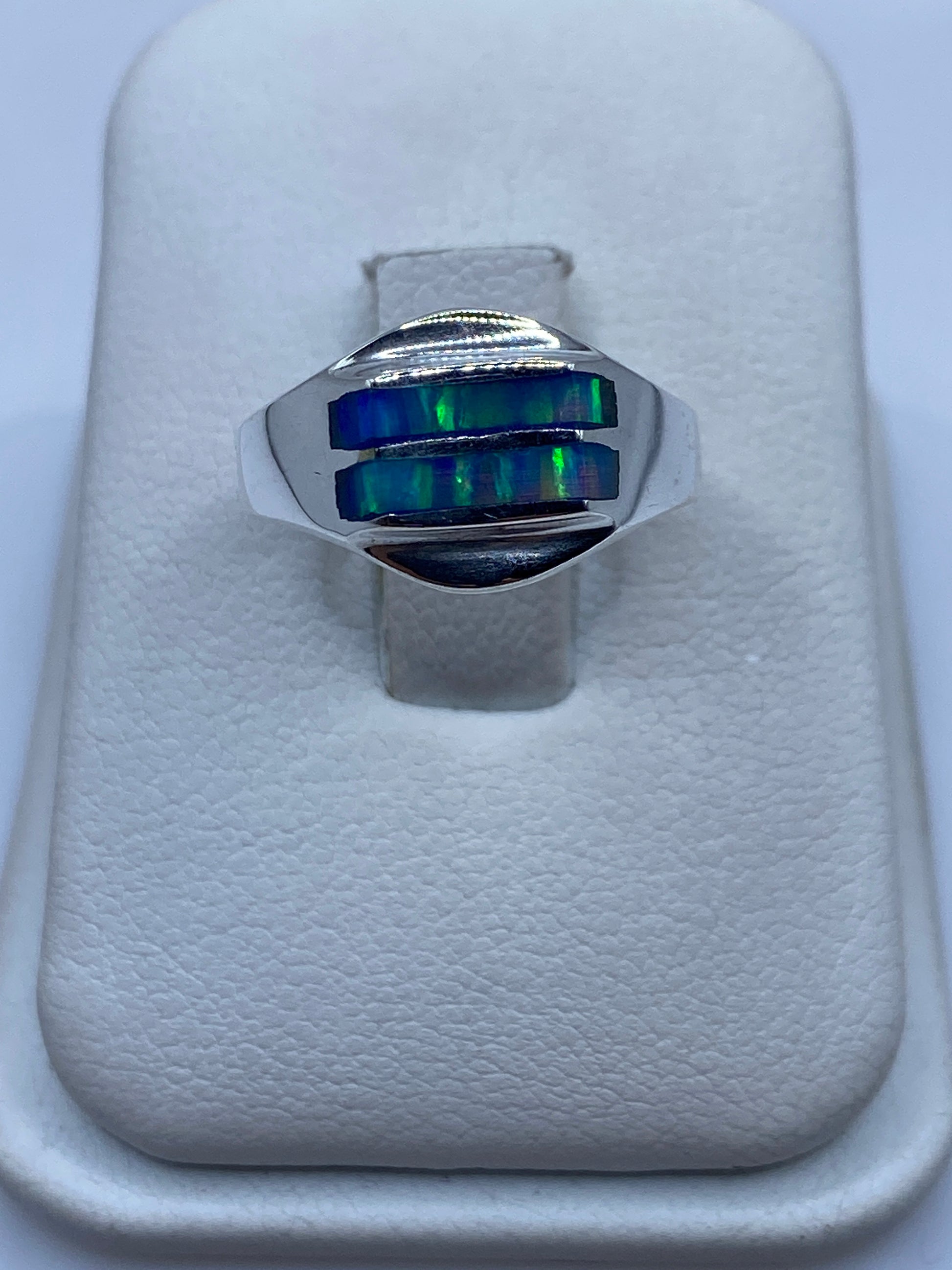 Anillo de plata con ópalo de fuego azul cielo en caja de presentación blanca