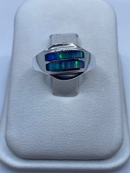 Anillo de plata con ópalo de fuego azul cielo en caja de presentación blanca