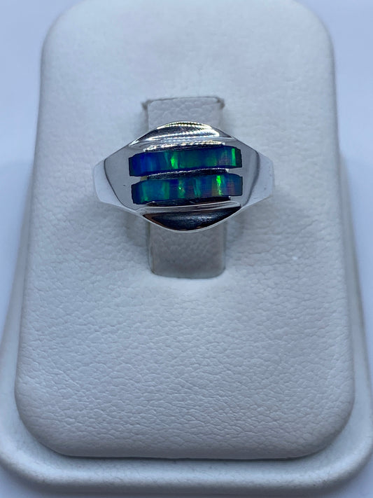 Anillo de plata con ópalo de fuego azul cielo en caja de presentación blanca
