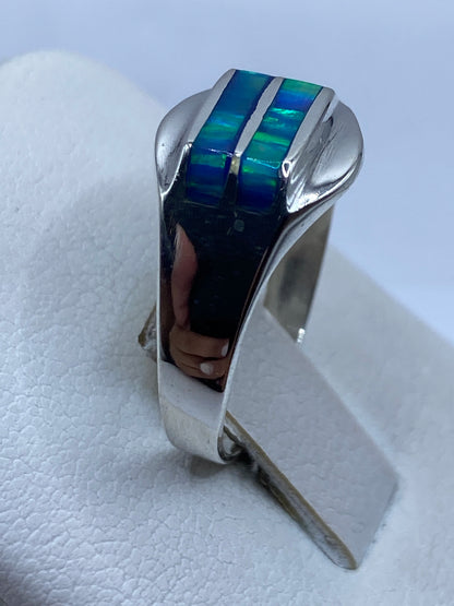 Anillo en dedo femenino luciendo el ópalo azul cielo con destello verde