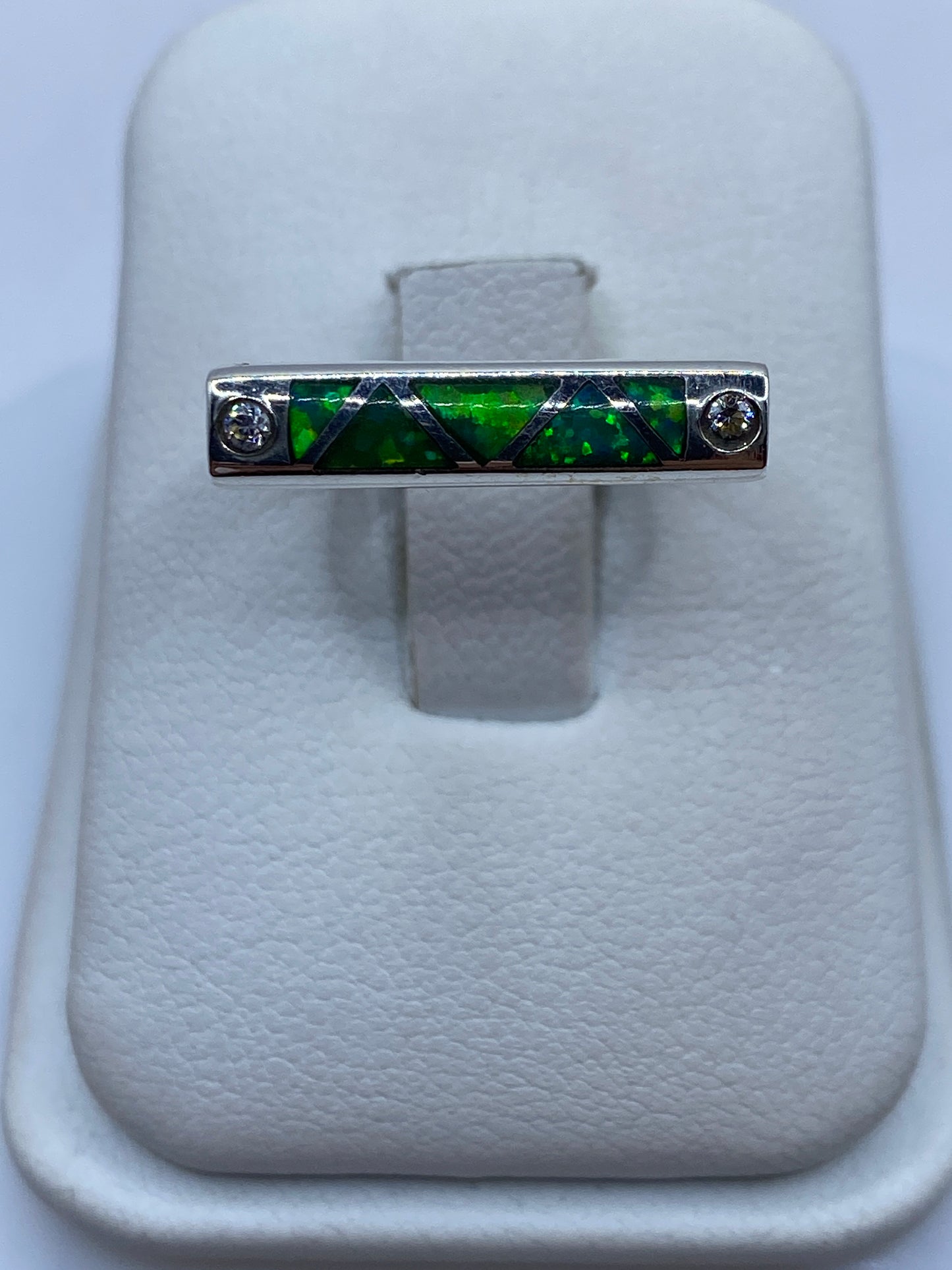 Anillo de plata .950 con ópalo de fuego verde limón en diseño geométrico minimalista