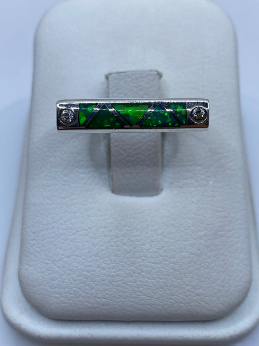 Anillo de plata .950 con ópalo de fuego verde limón en diseño geométrico minimalista