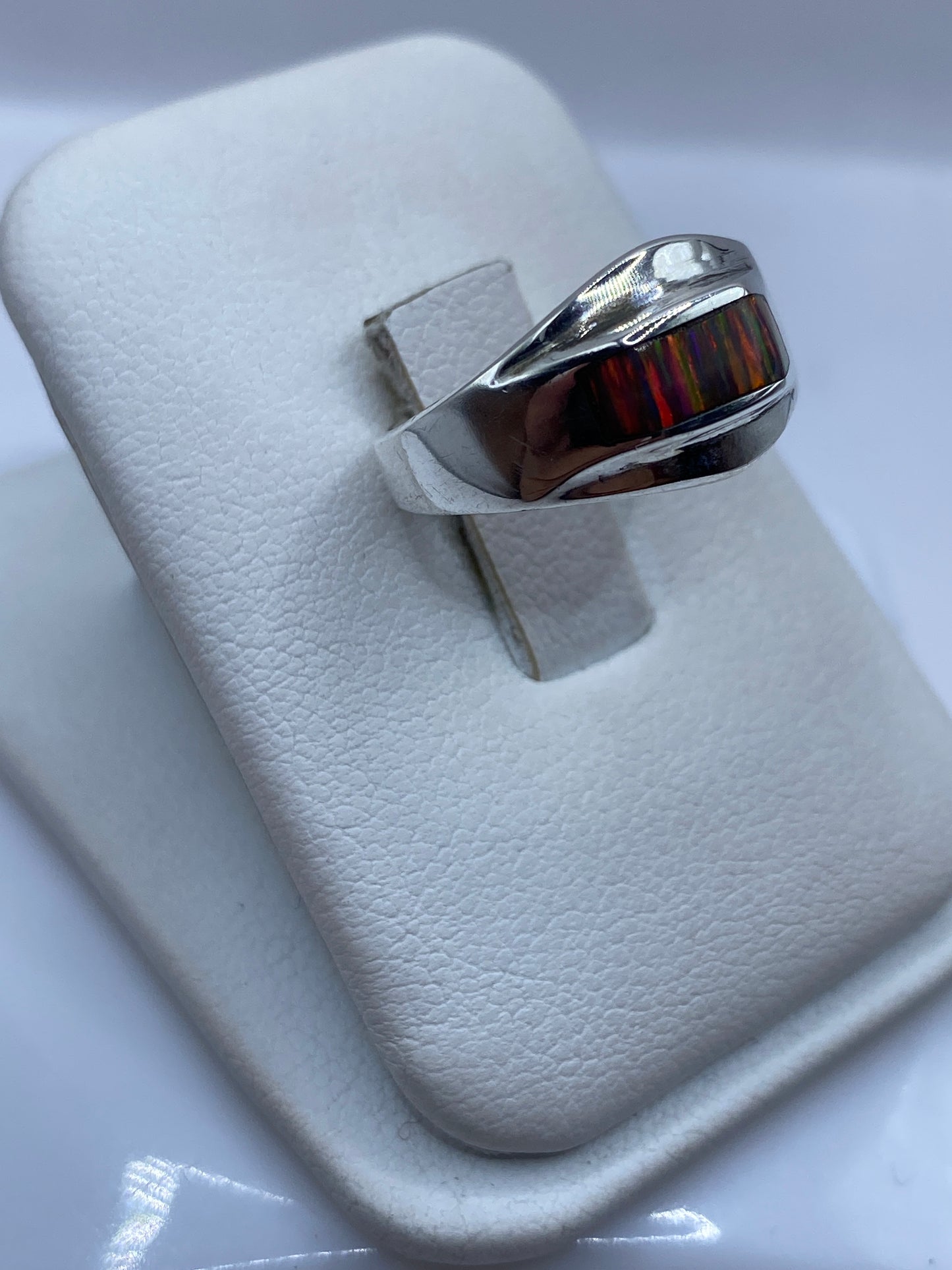 Detalle lateral del anillo mostrando el engaste protector en plata pura de Taxco