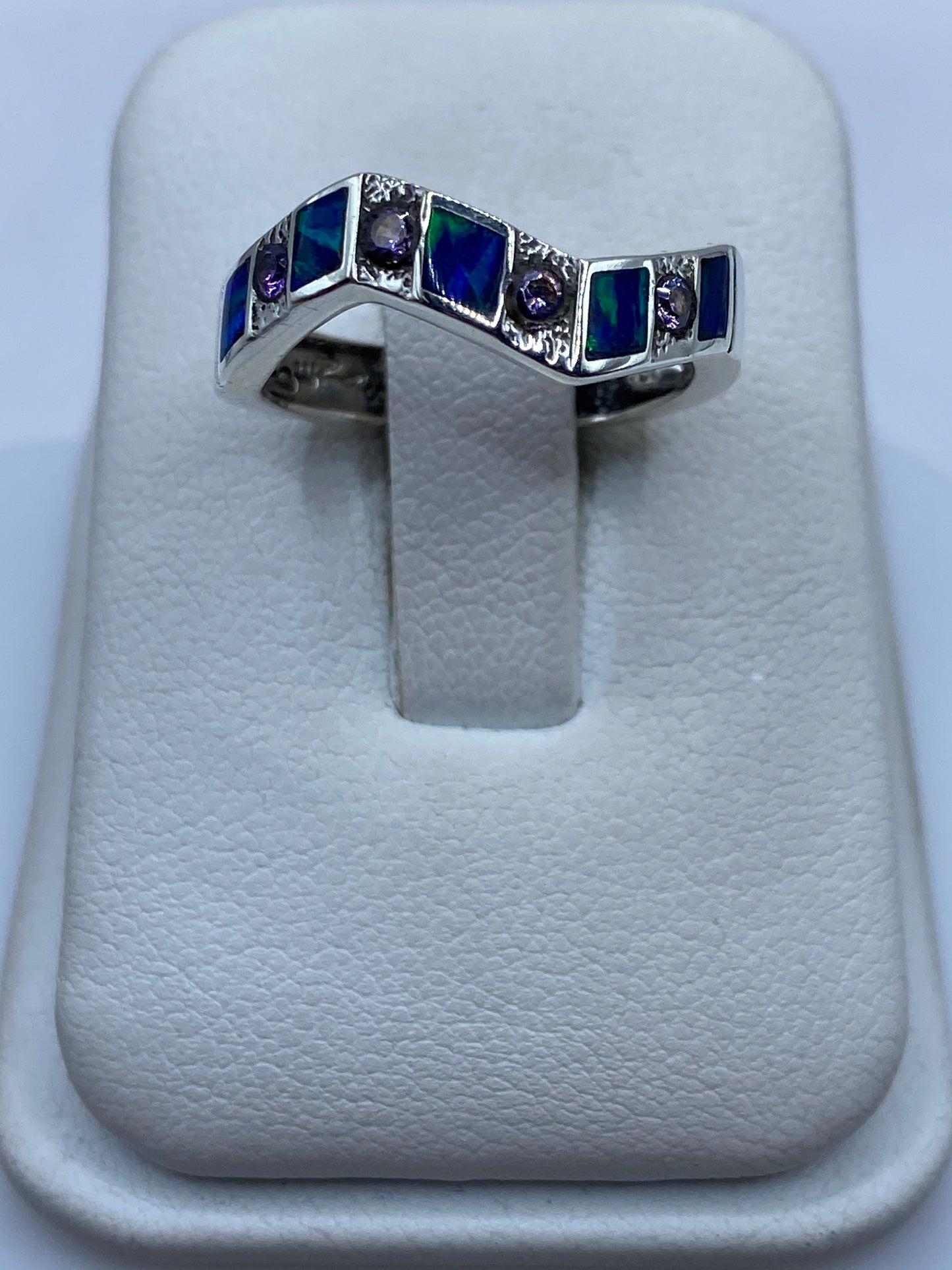 Anillo de plata .950 con ópalo de fuego azul en diseño geométrico moderno