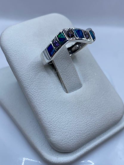 Detalle del ópalo de fuego azul y verde engastado en plata pura