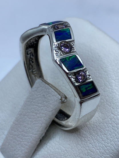 Anillo geométrico sobre mano de mujer mostrando el juego de colores del ópalo