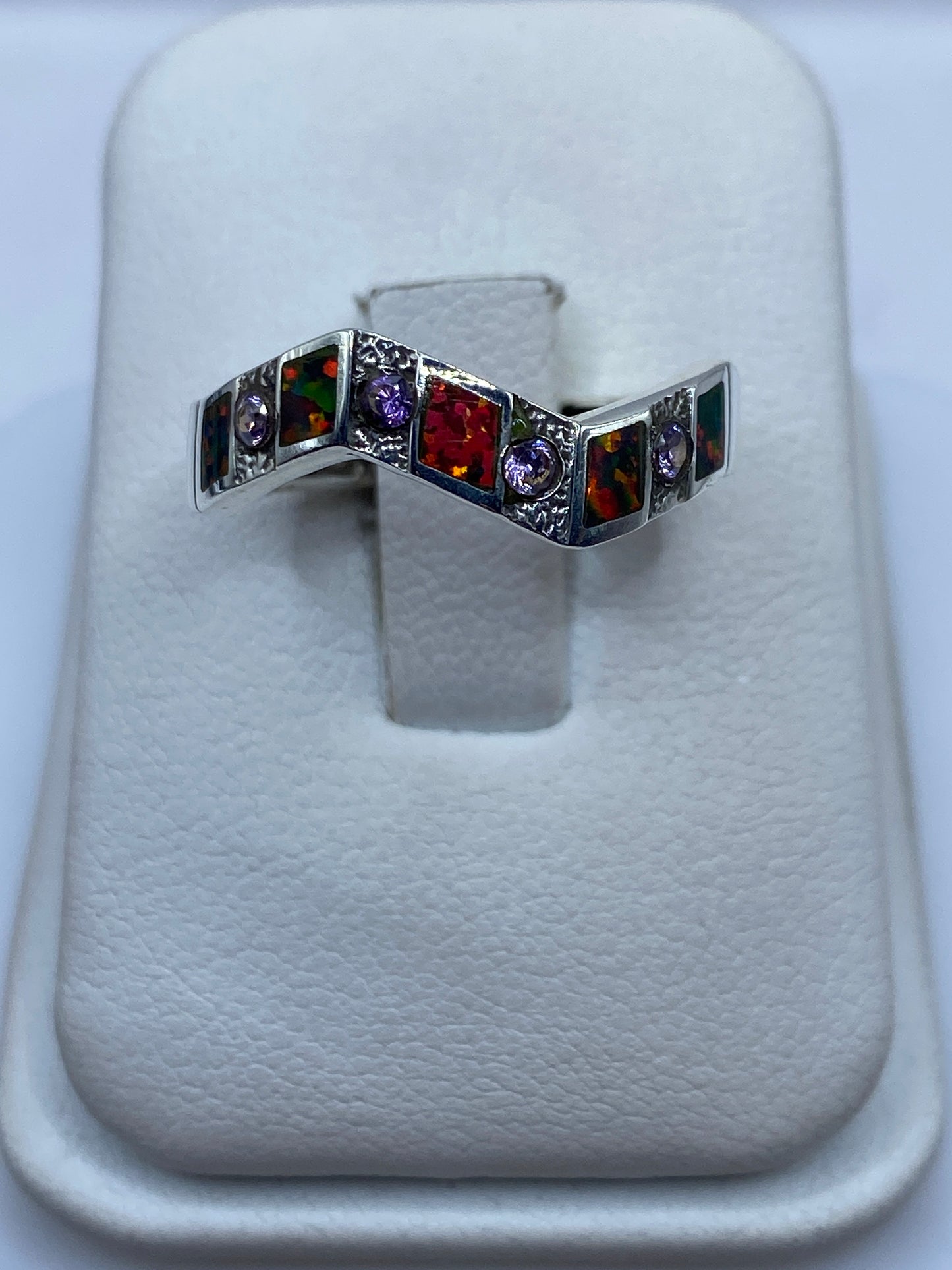 Anillo de plata .950 con ópalo de fuego multicolor en forma geométrica, visto de frente