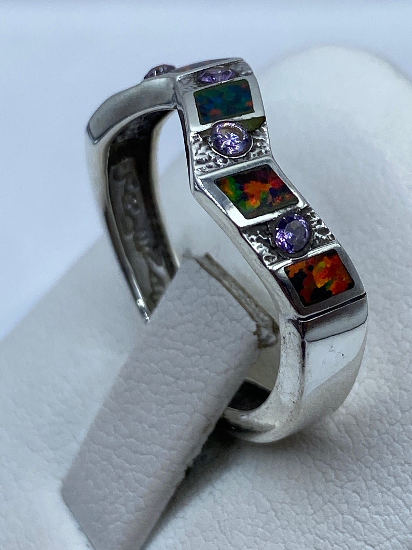 Detalle del ópalo de fuego con fuego naranja, rojo y verde en anillo de Taxco