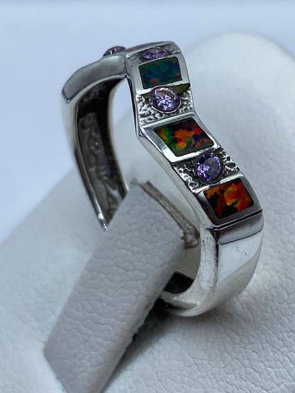 Detalle del ópalo de fuego con fuego naranja, rojo y verde en anillo de Taxco