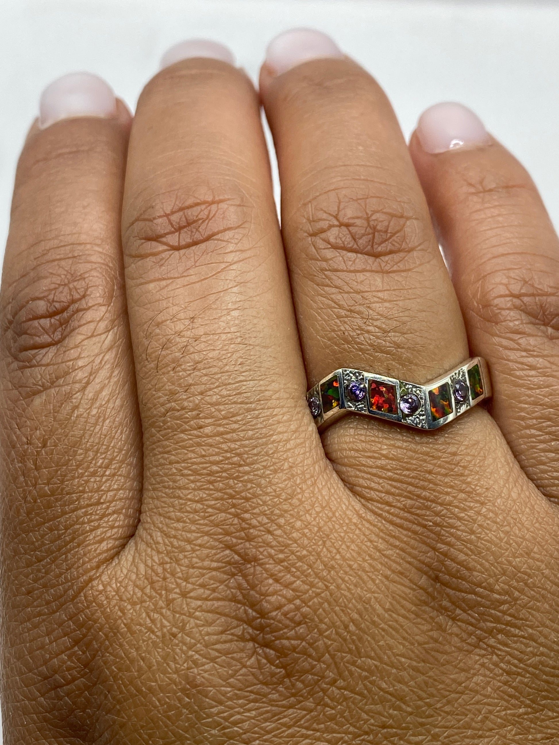 Anillo de plata .950 con ópalo en dedo, mostrando el brillo natural de la piedra